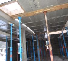 Plancher en pr&eacute;paration. Ici vue sur le coffrage du conduit de chemin&eacute;