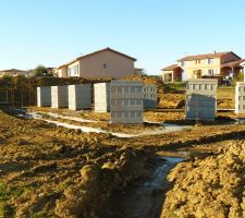 Les parpaings pour le vide sanitaire sont arrivés