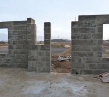 Vue depuis l'interieur de la maison vers la facede avant