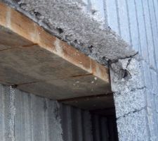 La planche qui a retenue le fond de bloc . en appuie sur les ferraille du bloc