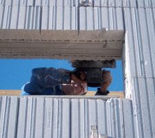 On peaufine les decoupes avec la scie circulaire pour decouper avec les bons angles .