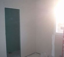 La chambre des parents avec sa salle de douche