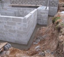 Detail de la petite goulotte mortier au pied du mur