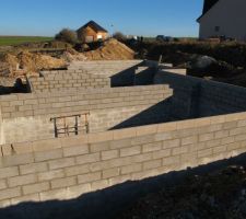 Qui a dit qu il faisait mauvais dans le pas de calais, aujourd hui les macons ont boss&eacute; en t shirt, les murs du soul sol sont bientot fini, demain ils terminent les plnelles et posent les poutres beton prefabriqu&eacute;es, jeudi pose des poutrelles...