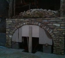 La cave dont la facade a été reconstruite, le coffrage est certes artisanal mais c'est le plus simple que l'on ai trouvé.