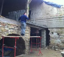 La pose de la dalle de l'&eacute;tage, on vois le mur de s&eacute;paration qui commence a s'ouvrir, ainsi que les piliers qui vont reprendre la charge.