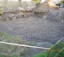 Environ 50cm de cailloux d&eacute;pos&eacute; dans le fond du terrassement