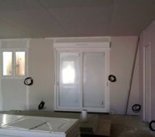 Fenêtre cuisine - baie vitrée salle à manger - porte d'accès au garage
