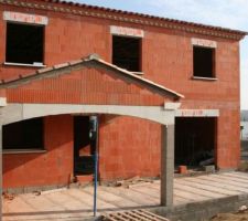 Rebords de fen&ecirc;tres pos&eacute;s.