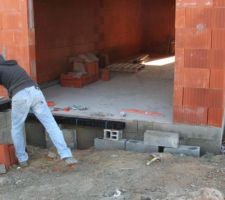 Pr&eacute;paration de la grille devant le garage.