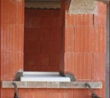 Rebords de fen&ecirc;tres pos&eacute;s.