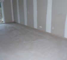 Les plinthes dans le salon-salle à manger non jointé