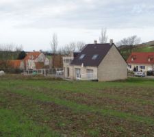 Le terrain vu d'en haut.
Au loin on aperçois la mer.