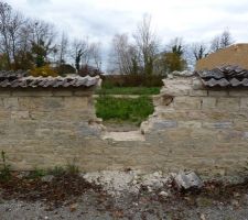 D&eacute;but du trou dans le mur de fa&ccedil;ade qui servira d'entr&eacute;e sur le terrain