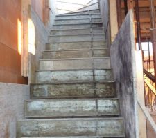 Escalier pr&egrave;s &agrave; &ecirc;tre coul&eacute;