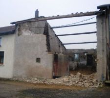 Demoliton facade sa traine un peu !!!