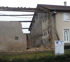 Demoliton facade sa traine un peu !!!