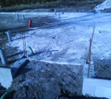 Debut  de la  dalle , le  grillage a &eacute;t&eacute;  mis aujour hui  le 11  f&eacute;vrier ca avance ca  avance