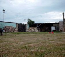 Le terrain presque nu...