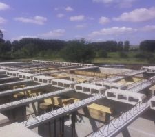 Mise en place du plancher de l'&eacute;tage poutrelles et ourdies de 12