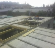 Pose des planelles. poutrelles, ourdies et chev&ecirc;tre pour vide de hall et tr&eacute;mie de l'escalier