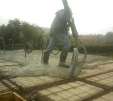 Coulage du plancher de l'&eacute;tage avec pompe