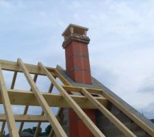 Passage des boisseaux de conduit de fumée en charpente