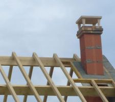 Passage des boisseaux de cheminée en charpente, chapeau de cheminée et garde au feu
