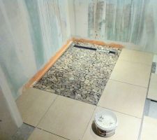 Salle de bain du bas, receveur de douche encastré.