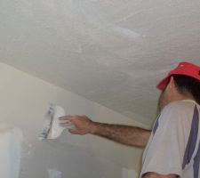 Application d'un enduit de lissage sur les doublages, les murs de cloisons et ples plafonds apres pose des calicots
