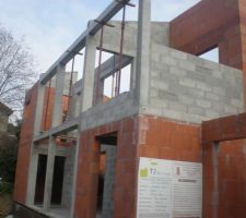Le mur de la terrassa &agrave; l'&eacute;tage est en agglo, parcque c'est un mur ext&eacute;rieur en fait