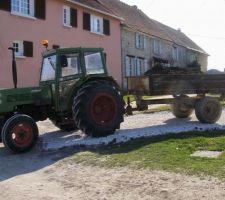 Un tracteur qui sert beaucoup pour donner l'excedent de terre
