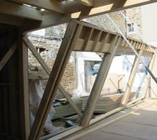 Le mur de l'entrée a gauche et les deux chambres au milieu et a droite