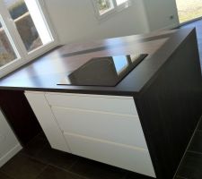 L'îlot, emplacement pour la cave à vin au fond.