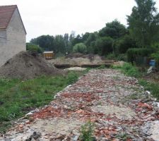 Chemin d'acc&egrave;s fait par chouchou avec les d&eacute;bris trouv&eacute;s sur le terrain. 
100% recyclage et 3000 euros qui restent "in the pocket"