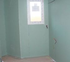 La SDB, placard a gauche, lavabo a droite