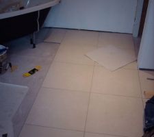 Mise en place du carrelage au sol de la SDB
Carreaux EVOLUX 50*50 en grès cérame
Pose a clipser