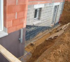 Cunette beton sur tout le pourtour de la maison .