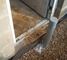Remontée PVC pour caniveaux de la porte de service ( raccordé au drain )  .
