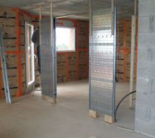 Vue du salon sur la cuisine avec portes coulissantes