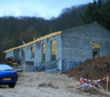Vu d'ensemble de la maison avec la fermette