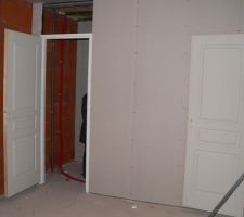 Le dressing vu depuis la chambre parents