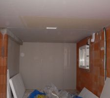 La cuisine avec la bouche de la clim au plafond