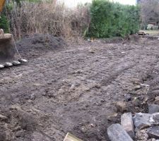Avant de la maison qui a été aplanie par la machine