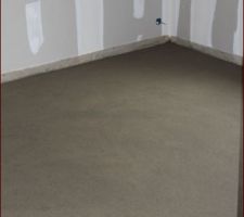 La chape sèche sur le plancher chauffant électrique.