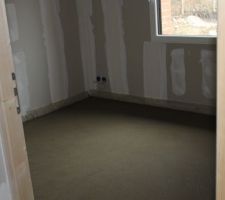 La chape sèche sur le plancher chauffant électrique.