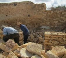 Destruction du mur de façade.élévation du mur avec les pierres existantes. enduit terre mélangée à du sable et de l'eau pour les joints.