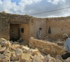 Partie gauche de la chambre en renovation : chambre salle de bain 7,5m de long x 2,90 de largeur. méthode traditionnelle (les plafonds seront en roseau et rondins)