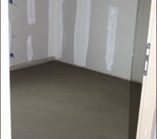 La chape sèche sur le plancher chauffant électrique.