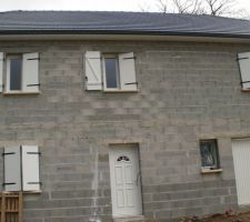 Façade avec les goutières de la bonne couleur